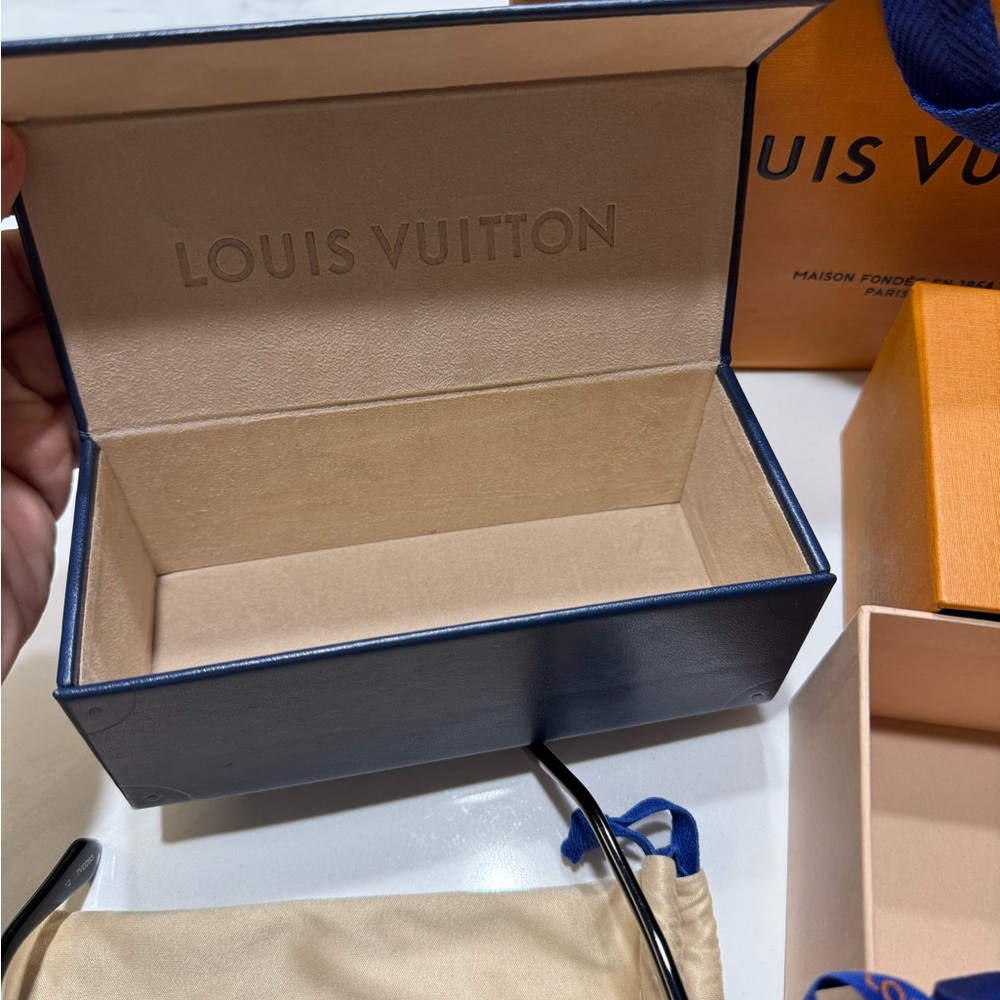 Louis Vuitton Black Sunglasses with Gold Details - Picture 4 of 11